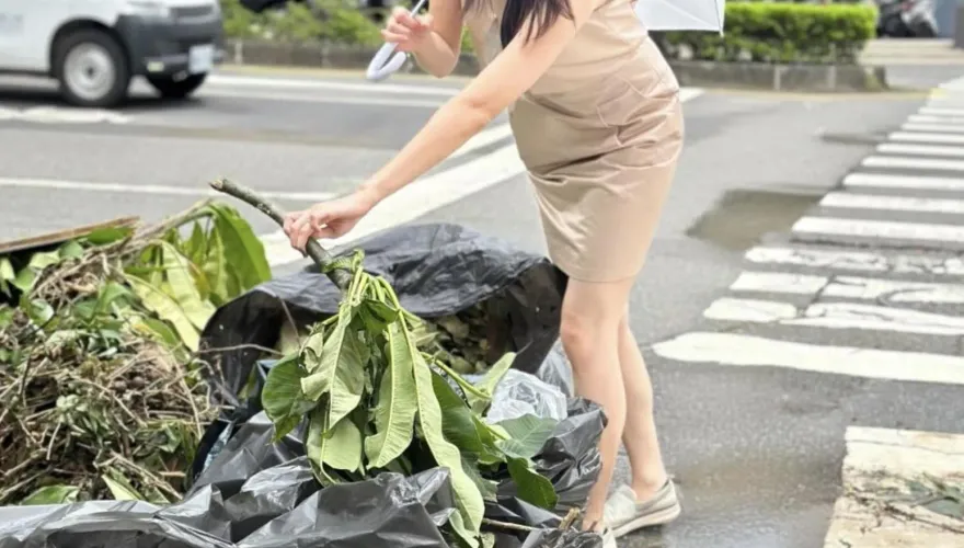 高雄大淹水「最美發言人」不忍了！李明璇：開放高架橋停車、沙包防汛都沒做