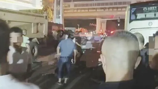 快訊/2員警殉重大車禍！大陸湖南駕駛疑拆遷糾紛蓄意衝撞行人　釀8死5傷