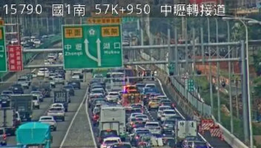 快訊/假日塞爆！國1中壢轉接道南向追撞事故「慘變停車場」