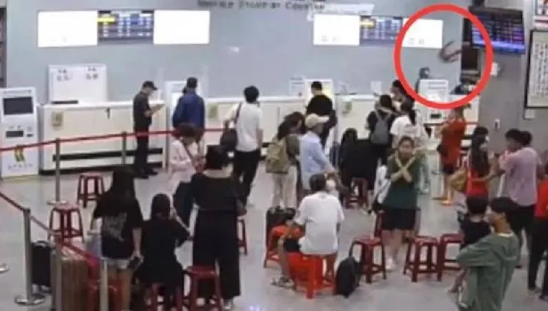 不滿久候！金門機場旅客「失控怒砸椅」...地勤頭部受傷　網：要不要游回家