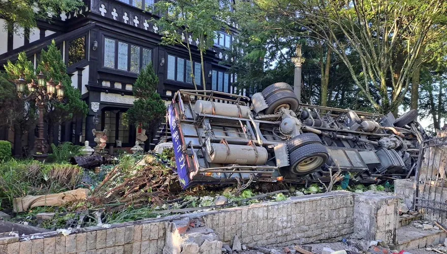 快訊/摧毀片！清境農場旁民宿圍牆遭貨車剷平　車頭變形駕駛慘受困