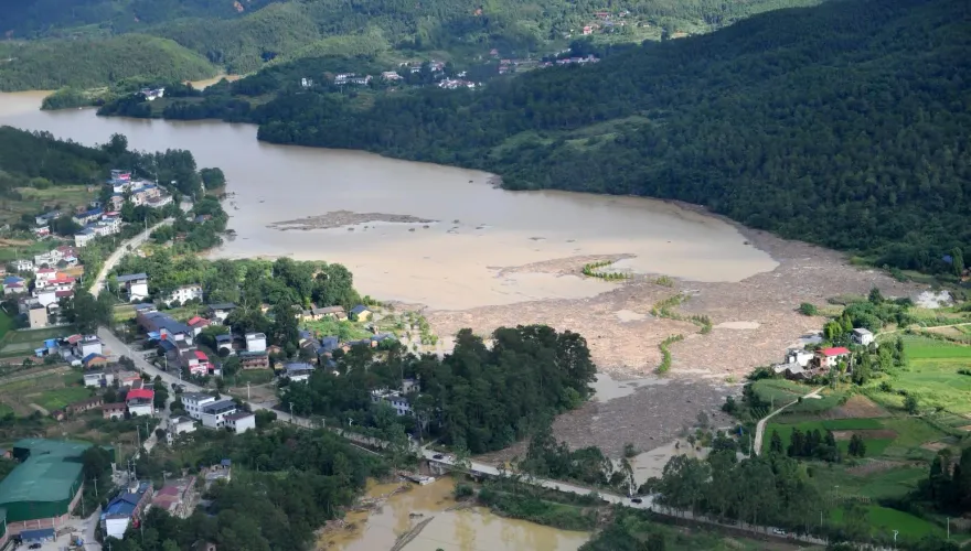 影/4死3失聯！颱風「凱米」致湖南資興暴雨成災　官方出動直升機救援