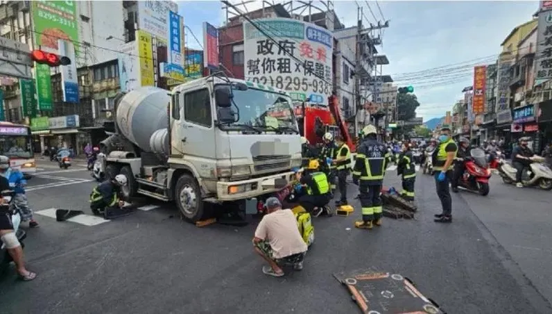 鬼門關前走一遭！水泥車路口驚悚吞機車　女騎士頭卡車輪…幸運僅挫傷