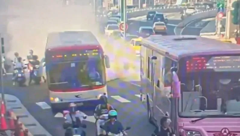 影／北市中正橋公車突冒濃煙　乘客嚇壞急疏散逃命
