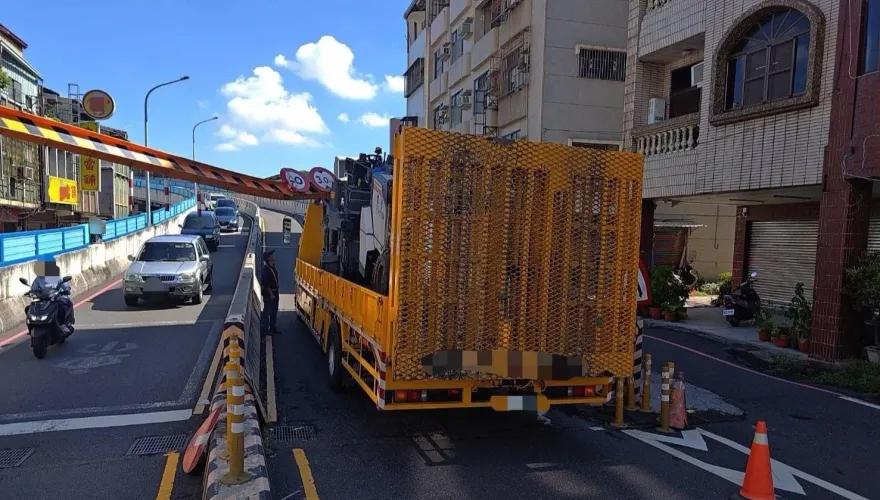 台南大貨車猛撞限高架！鐵架驚悚垮下　長榮鋼便橋全面封閉