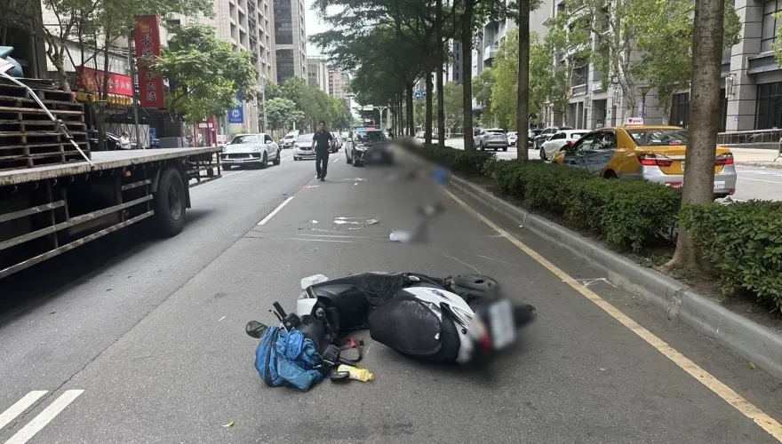 快訊/新北林口機車自撞分隔島　68歲男騎士命危送醫不治