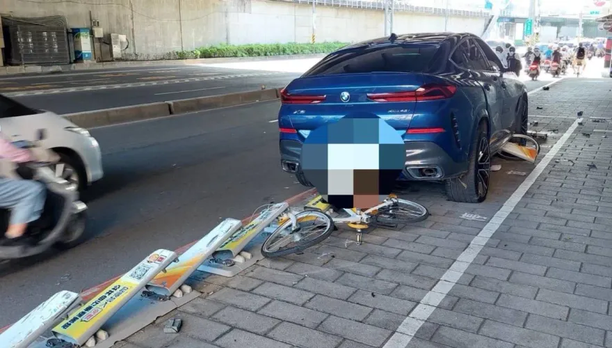 Strike！永和男開百萬X6掃倒「19根YouBike停車柱」　輾壓畫面曝