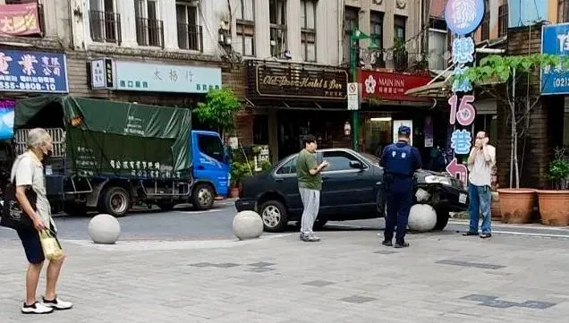 快訊/北市大同區三寶車自撞騎上石墩　59歲男駕駛尬稱「眼睛不好啦」