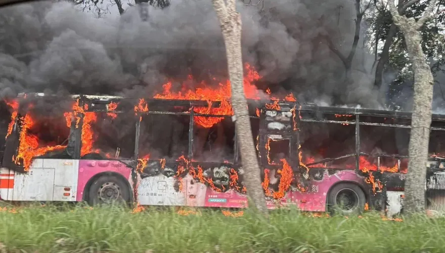 快訊/燒成火球驚悚畫面曝！台中公車突「起火燃燒」　乘客嚇壞緊急逃命
