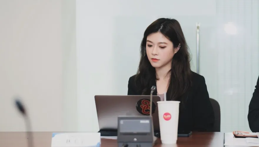 快訊/深夜在碧潭落水　民眾黨美女發言人自曝：未注意地面溼滑