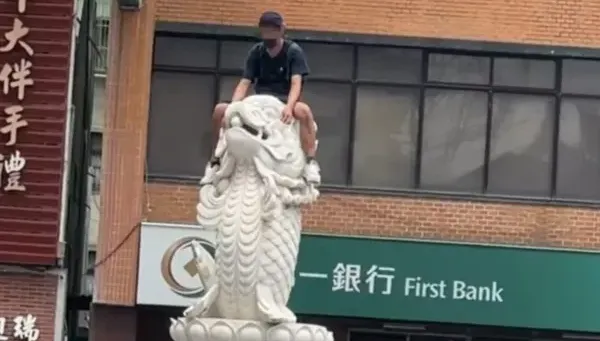 戴口罩還是認得出你！他戲弄城隍廟龍鯉池　民俗專家：未來將受神罰