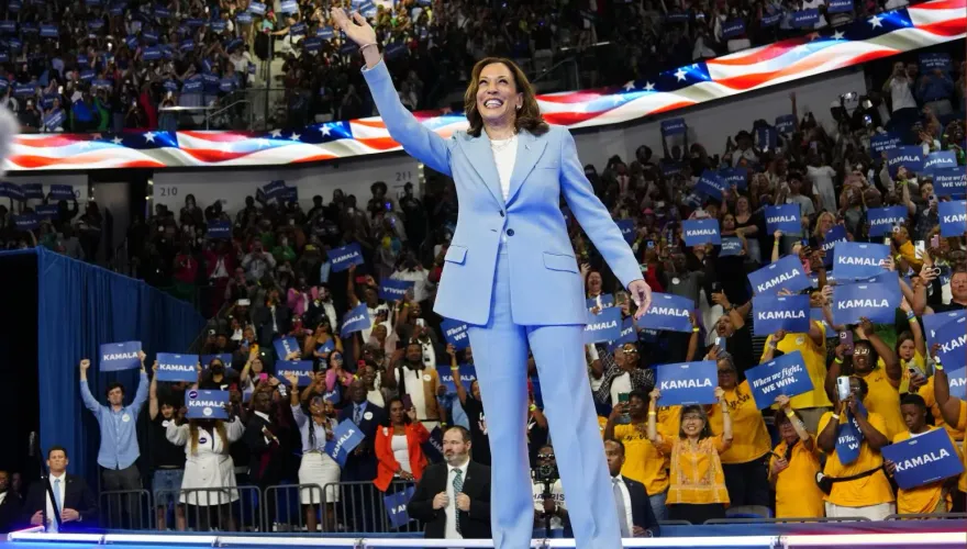 創造歷史！賀錦麗正式獲得民主黨提名　將與川普角逐白宮寶座
