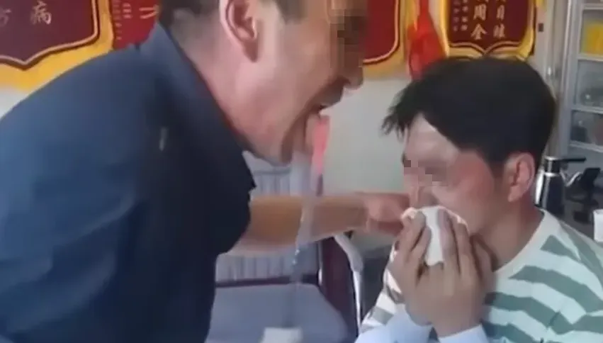 影/奇葩收驚！廟公「RAP式吐口水驅魔」嫩弟嚇歪　臉頰都是口水珠