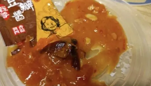 很怪的回應！「豆瓣醬包擠出蟑螂」肢體看得見　店家神回：鍋物沒問題可以吃