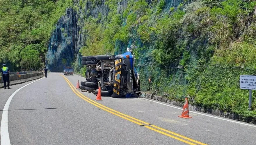 宜蘭台9丁水泥車失控翻覆！車體撞山壁「擠成夾心餅」　駕駛雙腿慘骨折