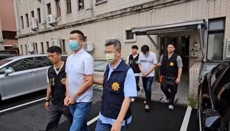快訊/「校園黃子佼」出現了！惡師女厠針孔偷拍遭收押　通報狼師名單+停職