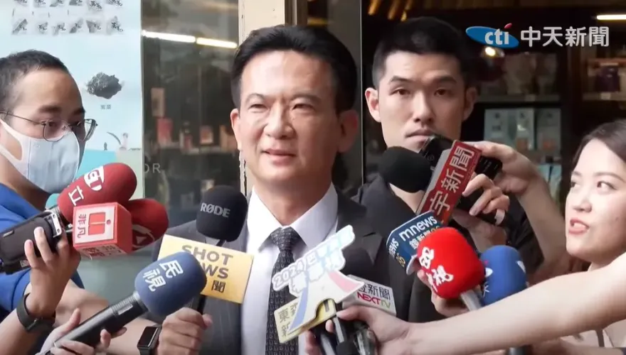 陳亭妃吊點滴趕來賴清德烤肉趴拍合照！林俊憲：闢謠不合