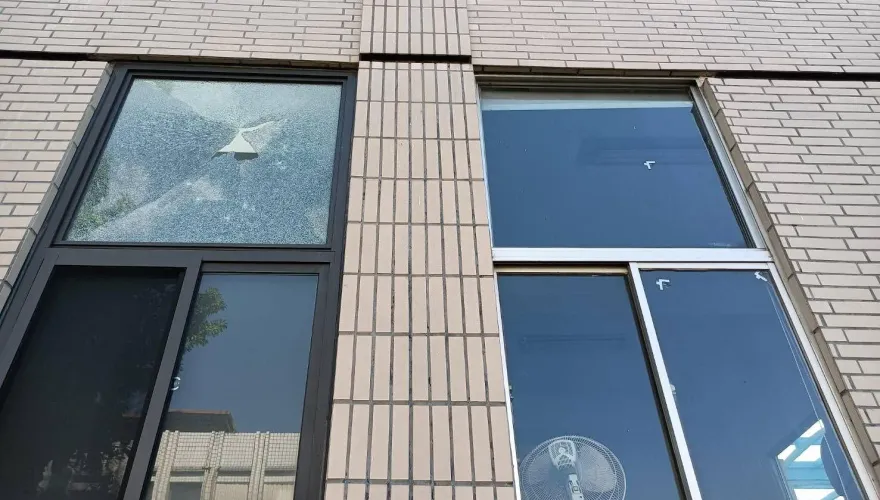 快訊/誇張又囂張！蘭陽女中禮堂遭開30多槍　玻璃碎裂警追兇中