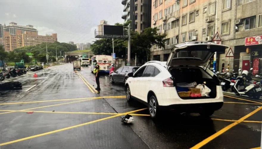 快訊/驚悚一刻曝！淡水7旬翁「減速待轉」遭撞飛　「人車分離」甩兩邊