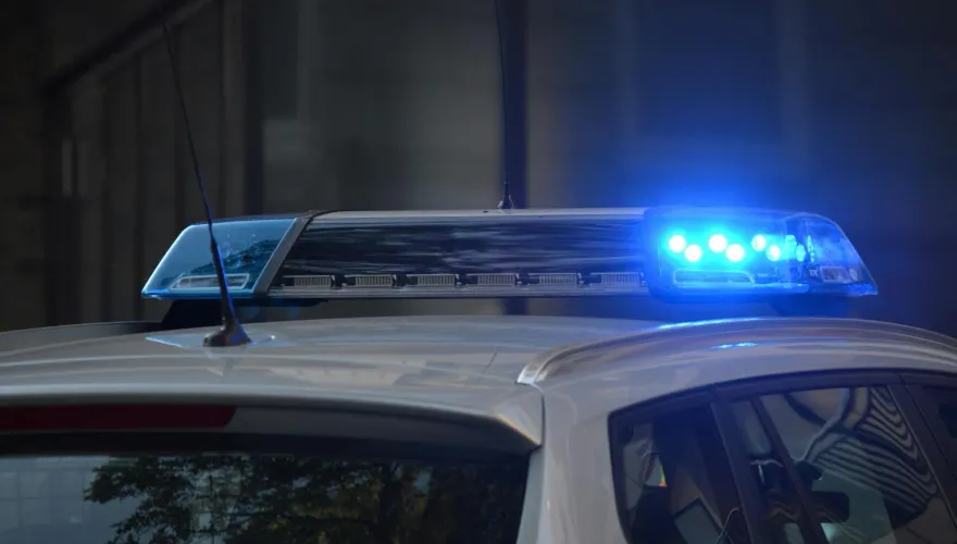 警察薪水很高？與麥當勞加班收入差不多　2派網友戰翻