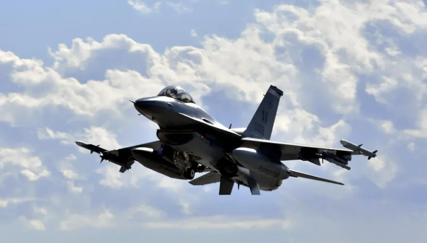等待已久！首批F-16戰機抵達　烏克蘭：空軍大升級