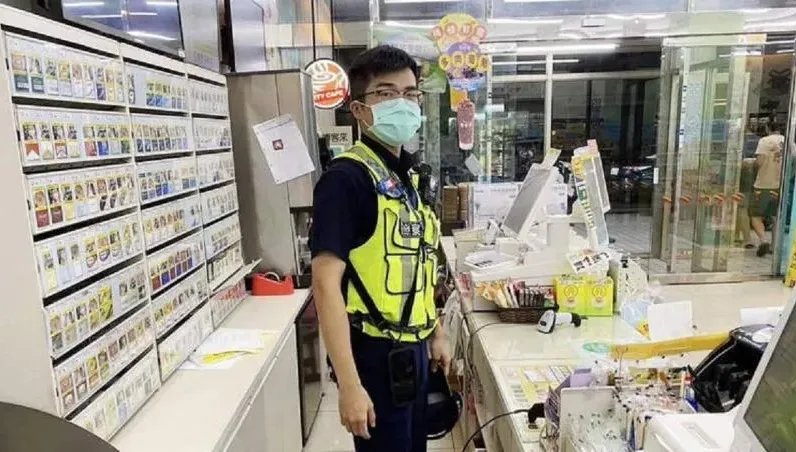 超暖！超商大夜班店員病倒「不願就醫」　警霸氣喊：我幫你顧啦