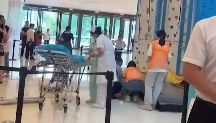 工作人員疏忽「未扣安全帶」！　廣東6歲女童室內攀岩「墜地身亡」