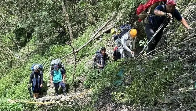 失溫奪三命！ 3登山客天冷交疊取暖仍罹難　家屬哀慟跪地不捨