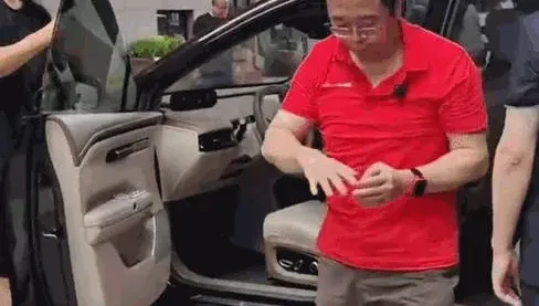 大老闆試乘新車卻被「防夾車門夾手指」　事後嘴硬發文稱：是好車