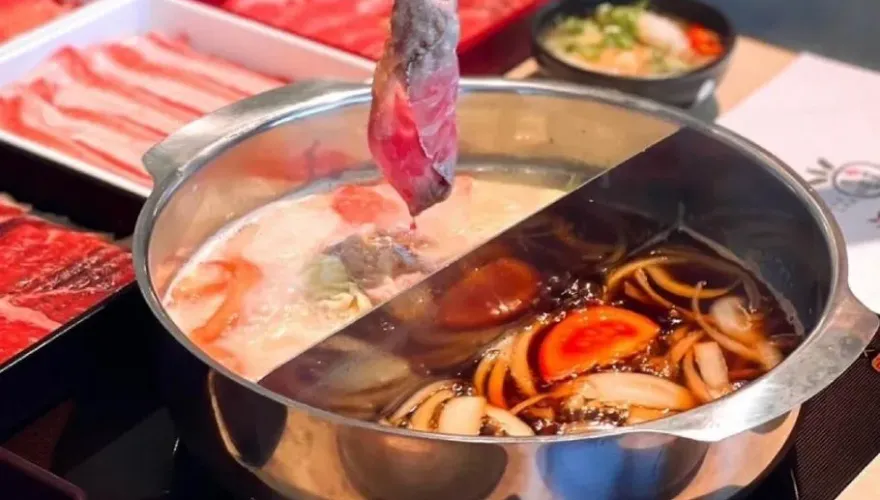 台中涮乃葉麻辣湯底有「浮屍」！消費者嚇壞檢舉　業者道歉：店內消毒所致