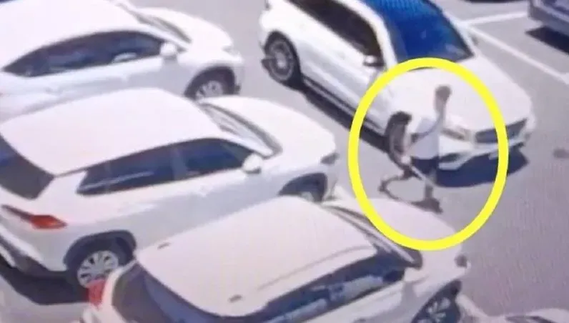 父抱娃險被倒車撞上！他地母廟前「撒雞爪釘」毀車胎　如願報復後下場超慘