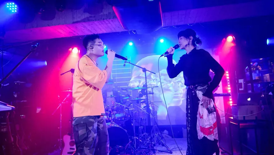 金曲歌后曹雅雯驚喜現身　為「黑洞」新人站台