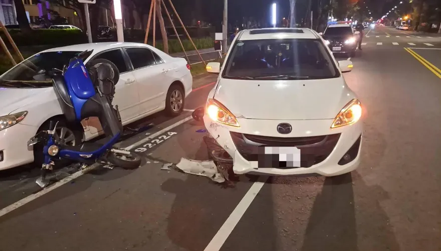 影/鬼門剛開就「鬼遮眼」？高雄女騎士「逆向」衝兩轎車　驚悚倒立讓人發毛