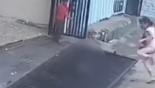 百公斤「大鐵門」突倒塌！印度3歲女童活活壓死　奪命瞬間曝