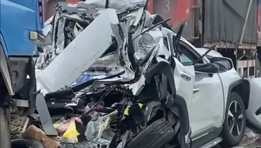 影/1死2傷！甘肅越野車遭夾擊慘變「人肉漢堡包」　網籲：遠離「大禍車」