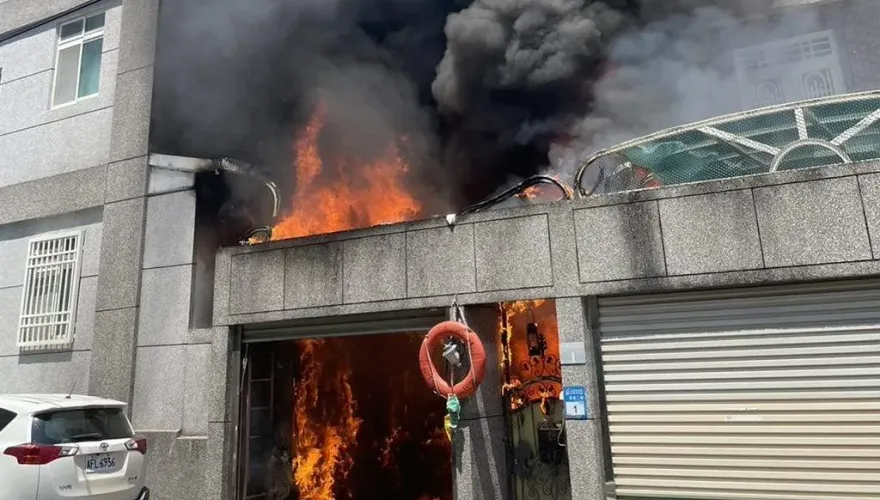 快訊/鋰電池又惹禍！花蓮車庫燒起來　火舌燒穿2樓…濃濃黑煙超嚇人
