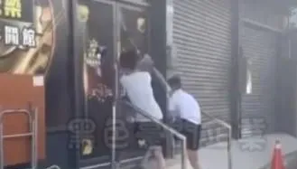 影/囂張又蠻橫！朴子人夫率球棒隊狂砸妻子店　狠勁就像砍大樹