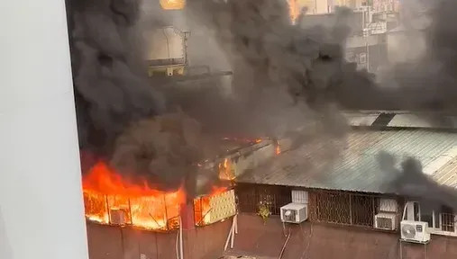 快訊/台中公寓爆大火！6樓全面燃燒　火舌黑煙竄出鐵窗