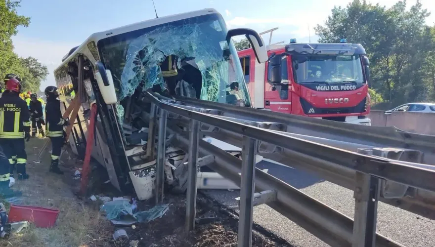 大陸團遊義遇死亡車禍！巴士自撞護欄車頭全毁　導遊不幸喪生