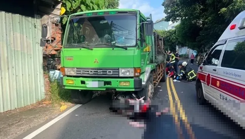 快訊/五股恐怖車禍！大貨車輾過機車　騎士遭撞斷腿送醫搶救中