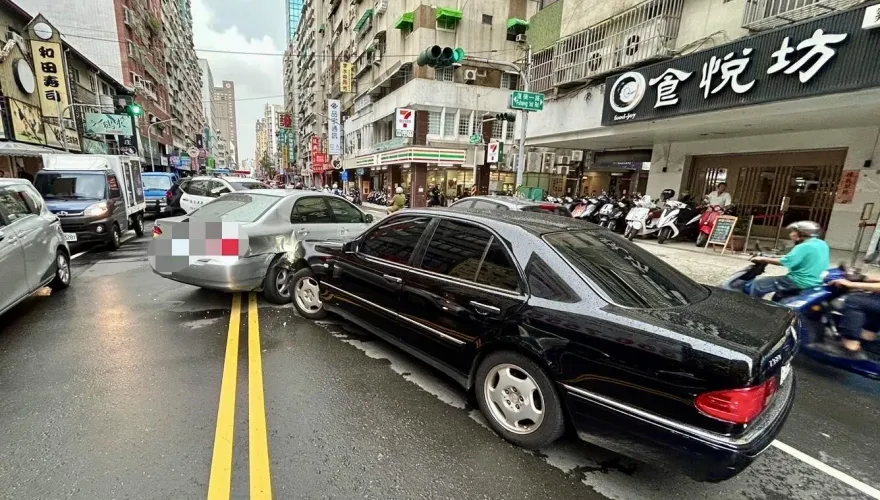 快訊/高雄賓士車暴衝24車受損　現場如「保齡球瓶全倒」肇事駕駛送醫