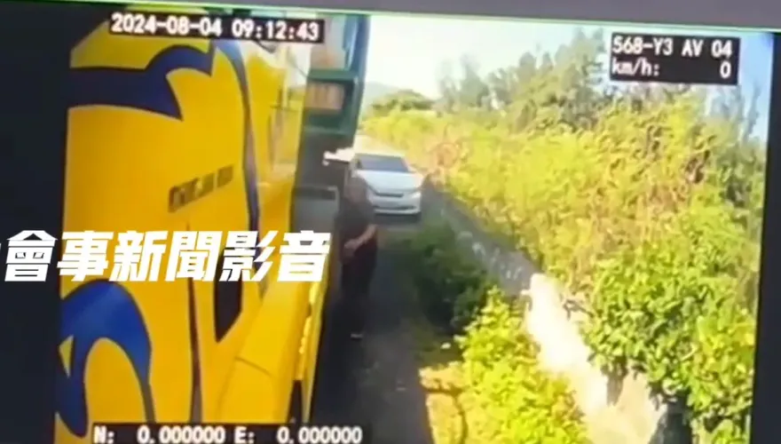影/死神奪命直擊！屏東台26線男路邊尿尿　恍神女開車鑽縫撞死他