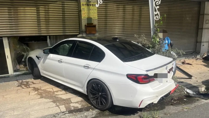 快訊/撞擊瞬間曝！林口BMW跑車失控「飄移甩尾」　衝撞民宅2人受傷送醫