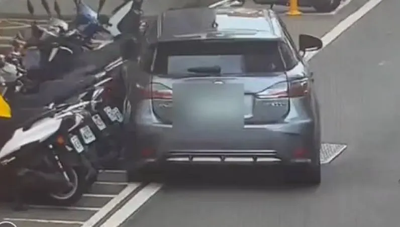 桃園44歲男開車一半腦中風！市政府前狂撞27車　昏迷搶救中