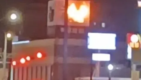 快訊/這也太恐怖了！嘉義汽車旅館招牌「懸空燃燒揮動」　火花直落地嚇壞行人