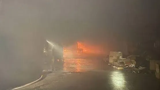 屏東縣暗夜驚見保養廠遭惡火吞噬！濃煙火舌竄出「車輛燒得剩骨架」