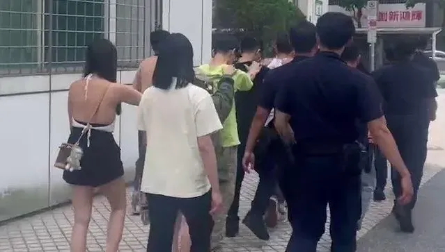 影/職棒球員最愛？大安警破德州撲克賭場　露背超辣女荷官就逮