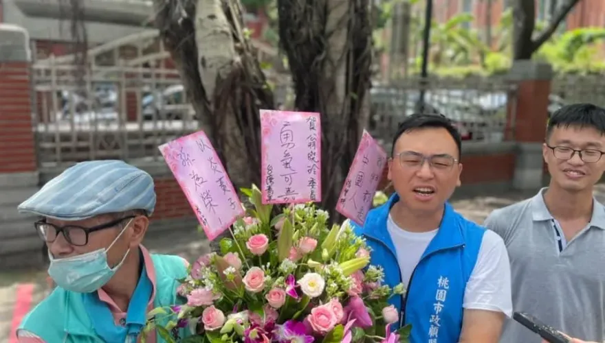 「中國人的驕傲」沒有錯！新黨贈花籃聲援翁曉玲發言合憲合法