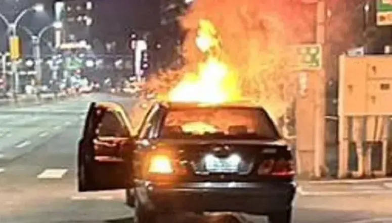 快訊/淡水暗夜火燒車！女子賓士開到一半突然「顧路」　下來看車頭秒起火嚇歪