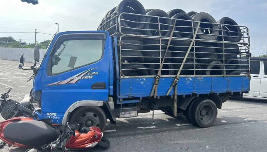 影/新莊嚴重車禍！堤外道路小貨車疑闖燈　輾毀2機車2女骨折、破相慘送醫